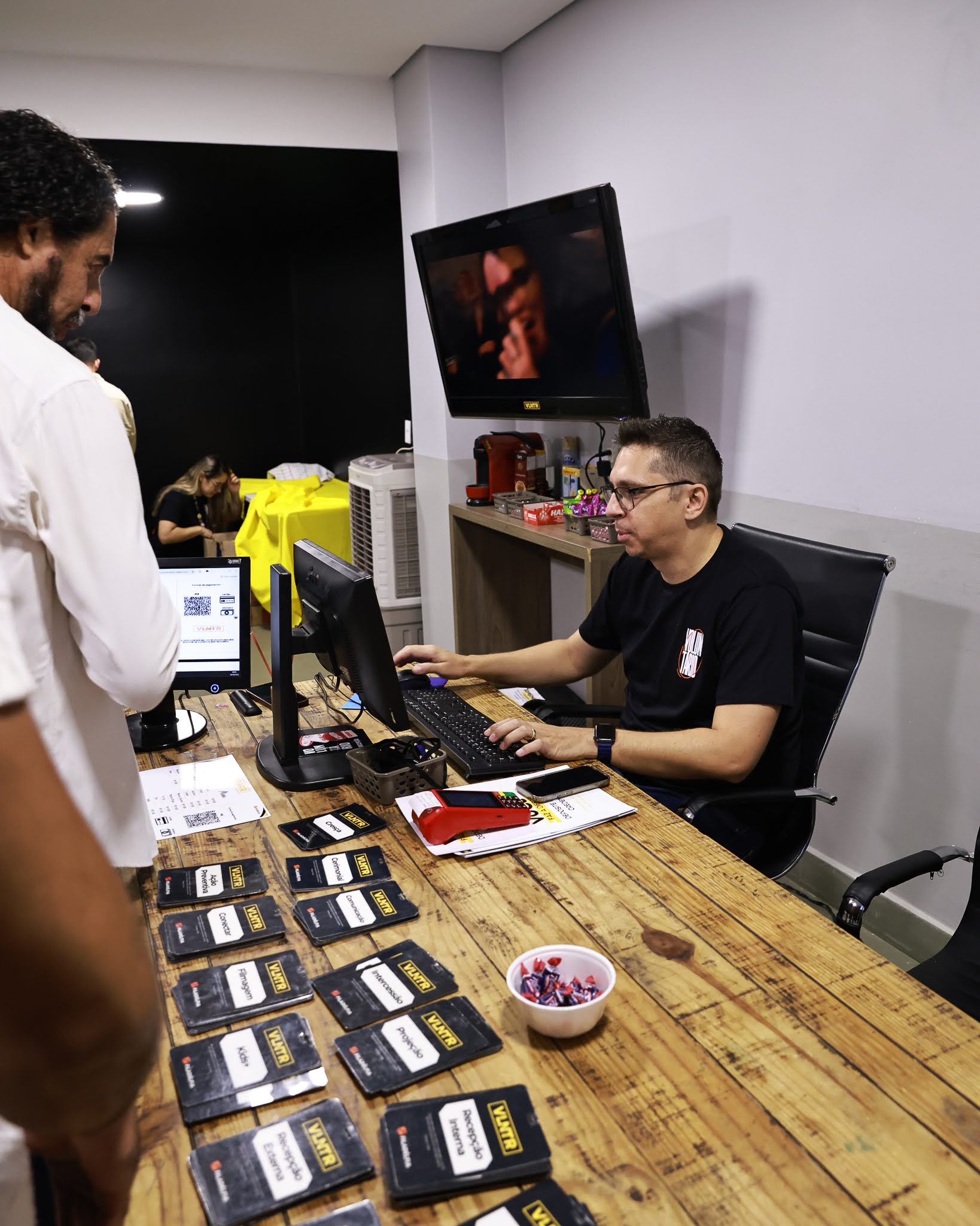 Equipe de voluntários servindo